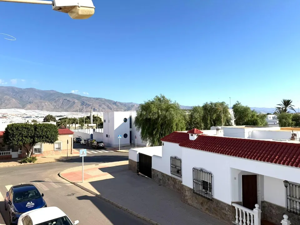 CASA DE PUEBLO CON GRAN PARCELA DE 636 m2, GARAJE Y MUCHAS POSIBILIDADES EN LAS NORIAS, EL EJIDO