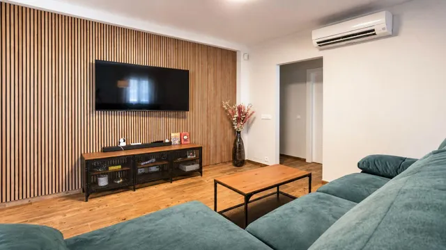 Casa reformada de 5 dormitorios con piscina privada, gran terraza y placas solares en Los Balcones — 33