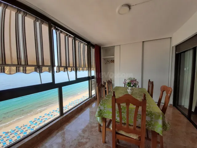 Primera linea, edificio Los Gemelos, reformado. www.inmobiliarialesdunes.com — 2