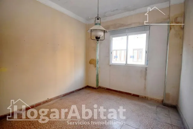 ¡Hazla a tu gusto! Casa amplia y luminosa de tres alturas para reformar, cerca del ayuntamiento — 30
