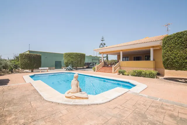 ESPECTARCULAR CAMPO CON 3 construcciones - foto 2
