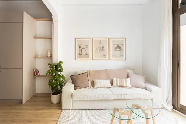 Piso reformado con 2 dormitorios y mobiliario a estrenar en el Raval, Barcelona — 2