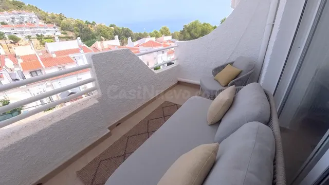 Adosado reformado de tres habitaciónes más apartamento con parking y piscina comunitaria. — 24