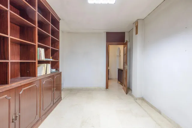 Piso en venta en pleno centro de Granada – Planta alta, garaje y gran potencial de reforma — 8