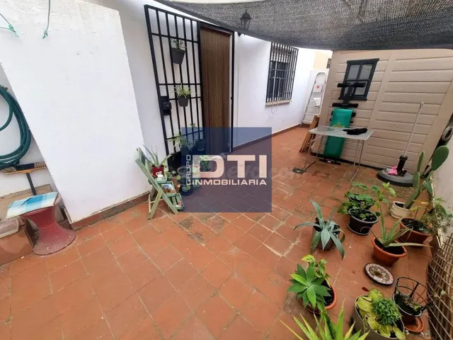 Piso cerca del centro con patio privado. 4 habitaciones 2 ba