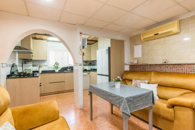 Casa con garaje, terraza y mucho potencial en los ramos — 9