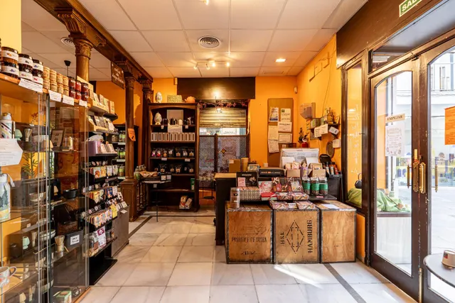 SE TRASPASA TIENDA ESPECIALIZADA EN TÉ, CAFÉ Y CHOCOLATE — 34