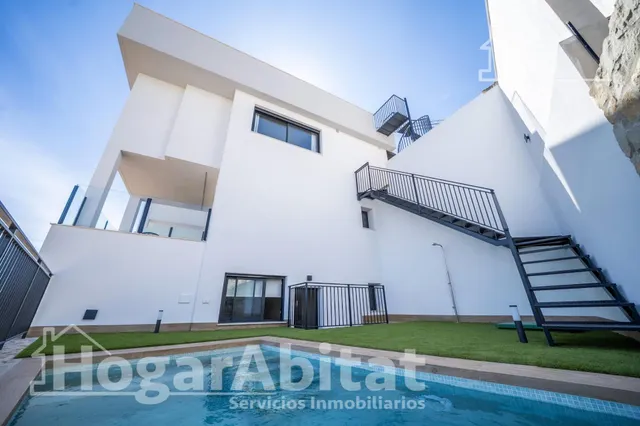 PRECIOSO ADOSADO A ESTRENAR CON PISCINA PRIVADA Y TERRAZA — 23