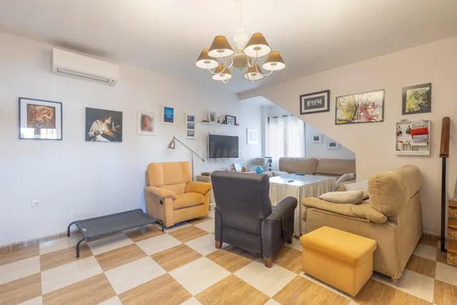 Casa en Armilla con terraza, patio y amplia cochera — 2