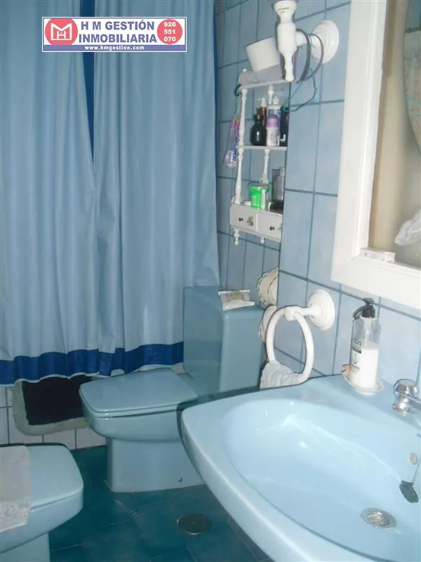 Casa en zona centro de Alcázar a 5 minutos de la Plaza de España, En planta baja.: Garaje para dos coches, 3 habitaciones, servicio, patio cubierto distribuidor, patio exterior de 50 m2 y cuarto de — 14