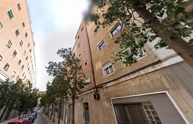 FANTÁSTICO PISO OKUPADO en Calle Cadi 10 de Barcelona (Barcelona). — 2