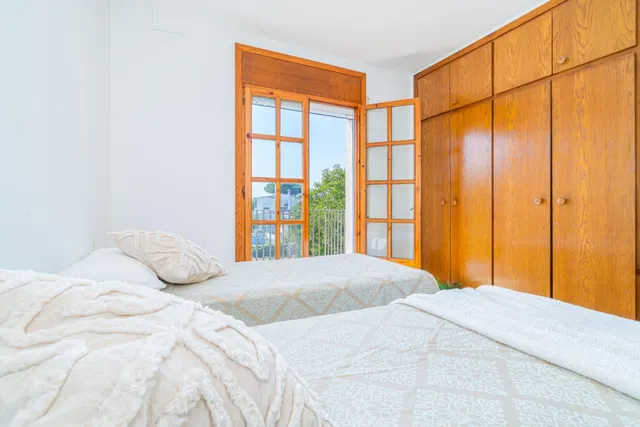Casa rústica con gran jardín en Bon Relax, Sant Pere Pescador — 32