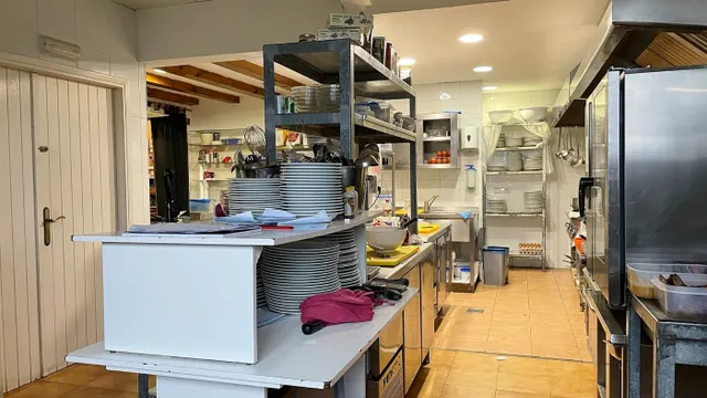 Venta de restaurante y fábrica de embutidos — 29