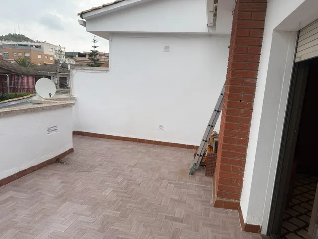 VIVIENDA ADOSADA DE 3 PLANTAS CON GARAJE , 4 habitaciones , AMPLIAS TERRAZAS EN SEGUR DE CALAFELL. — 25