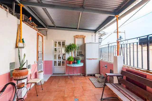Casa con garaje, terraza y mucho potencial en los ramos — 27