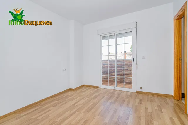 Casa adosada CASI A ESTRENAR en Belicena. Con 4 dormitorios. — 24