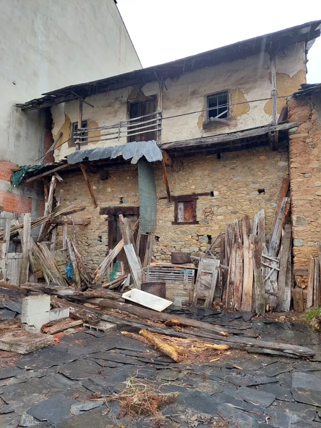 SE VENDE CASA ANTIGUA PARA REFORMAR CON TERRENO URBANO EN CA - foto 3