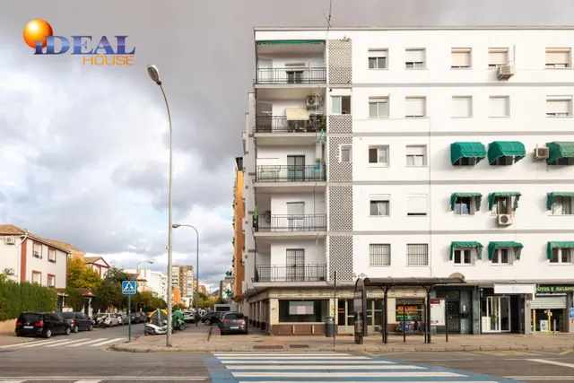 Localazo en esquina con mas de 30 de fachada. Avd de Dilar junto ambulatorio del Zaidín — 14
