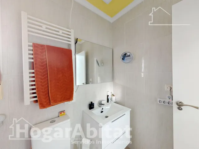 REFORMADO CON TERRAZA, PISCINA Y GARAJE CERCA DE LA PLAYA — 44