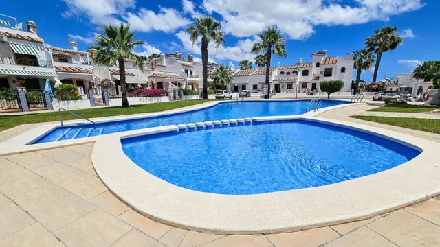 Se vende un adosado de 2 dormiotrios y 2 baños en comunidad 