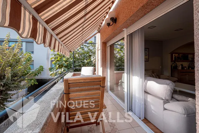Casa esquinera con jardín privado y estilo inigualable — 13