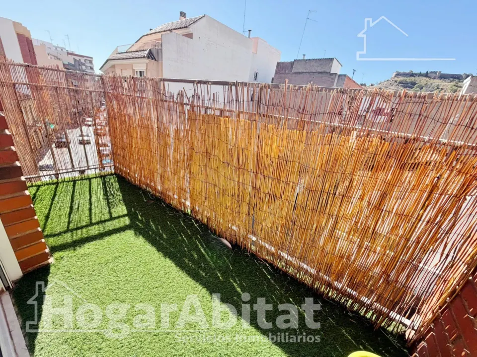 REFORMADO CON 4 DORMITORIOS Y BALCÓN