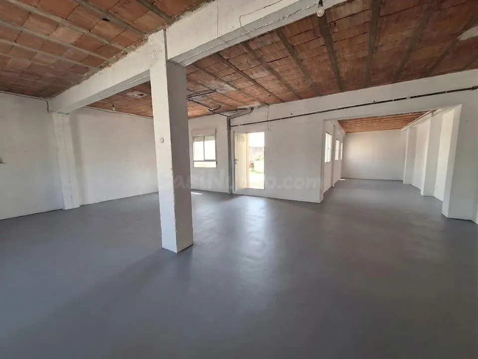 Amplia casa con 5 dormitorios, patio y planta baja ideal para garaje, negocio o proyecto
