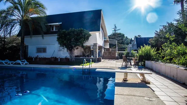 Chalet en Loma Badá de Petrer con amplia piscina. - foto 3