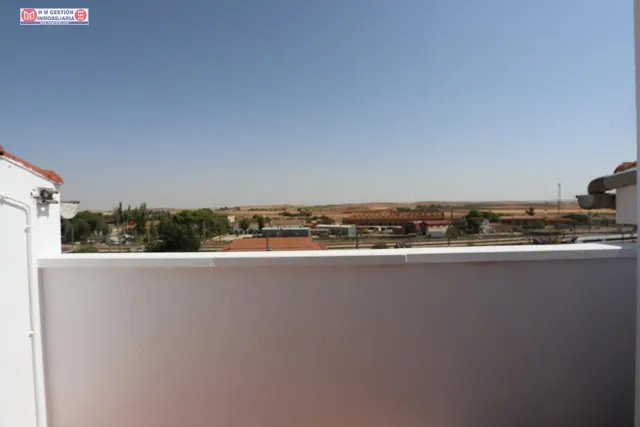 Ático de un dormitorio con aire acondicionado calefacción por  gas, baño y aseo, terraza exterior y plaza de garaje. — 16