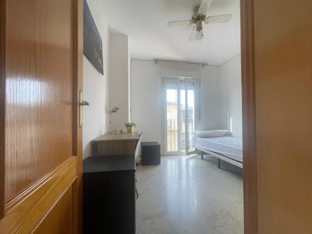 Amplia habitación  en Granada, Ideal para Estudiantes — 26