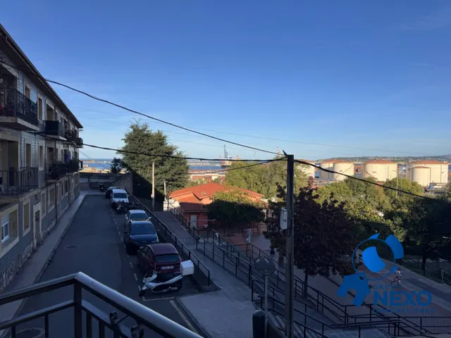 Luz natural, terraza y vistas al mar en un entorno tranquilo de Gijón — 16