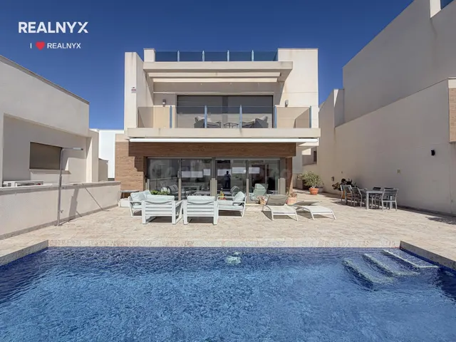Exclusiva Villa con gigantesca parcela y piscina privada + G - foto 2