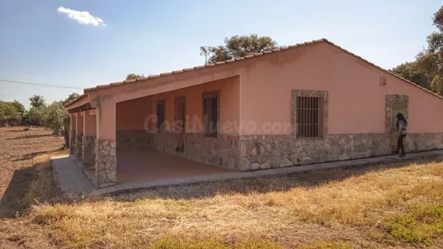 Parcela de 1 hectarea con chalet nuevo de 150 m2 en Arroyomo