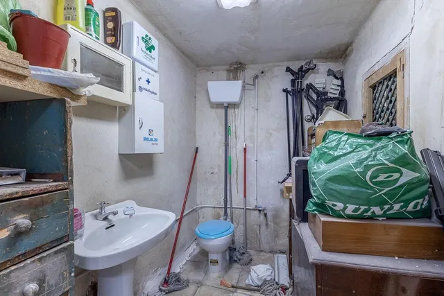 Estos dos grandes locales en pleno centro de Granada ofrecen una oportunidad única para tu negocio. — 13