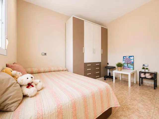 CASA INDEPENDIENTE CON 966 M/2 DE PARCELA EN NUEVO HIGUERON . — 35