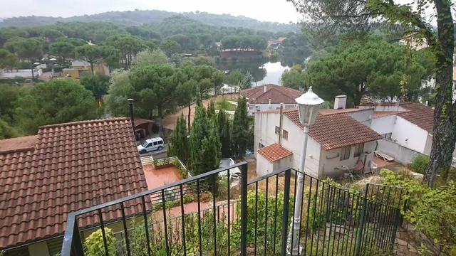 CASA CON PISCINA EN LAS JARAS, JUNTO AL LAGO. - foto 4