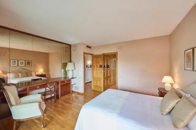 ESPETACULAR CASA EN ZONA EXCLUSIVA Y TRANQUILA CON JARDÍN — 24