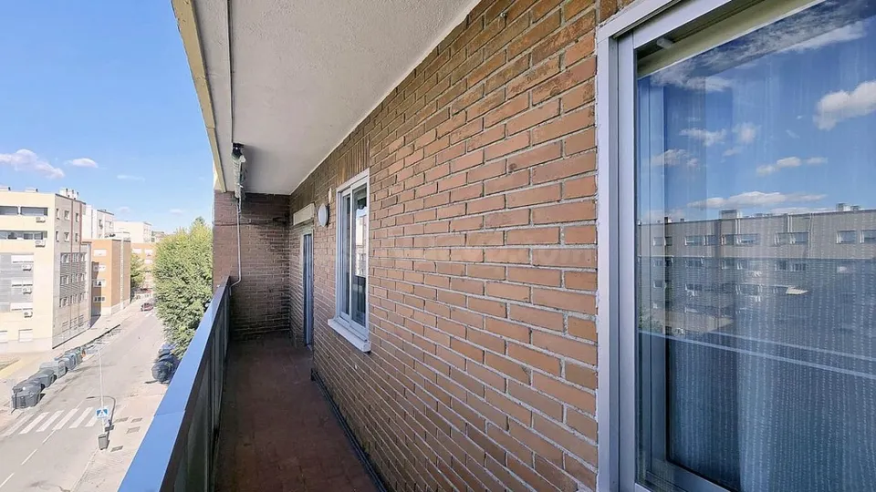 ¡únicamente para estudiantes oportunidad de alquiler! piso de tres dormitorios y terraza en villa de vallecas