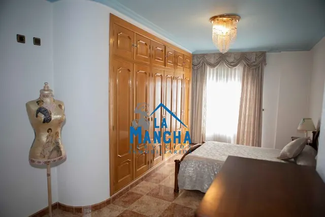 *595.000€* inmobiliaria la mancha vende casa en el barrio de san pablo de Albacete — 38