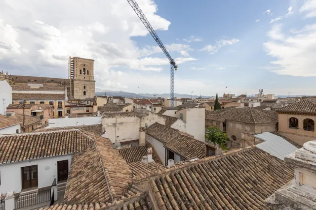 Oportunidad única en pleno corazón de Granada: luminosidad, ubicación y un enorme potencial de transformación — 30