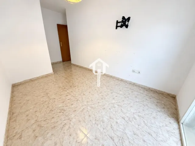 PISO EN VENTA EN ALICANTE. ZONA DE LA FLORIDA. 79m2, 2 habitaciones, 1 BAÑO, AMPLIO PATIO, PRIMERA PLANTA CON ASCENSOR. — 25