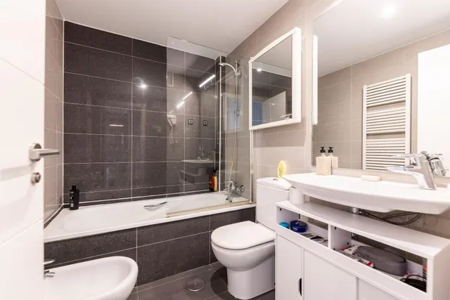 ÁTICO CON TERRAZA, GARAJE Y TRASTERO EN ADELFAS – 2 DORMITORIOS, 2 BAÑOS, PISCINA Y GIMNASIO — 20