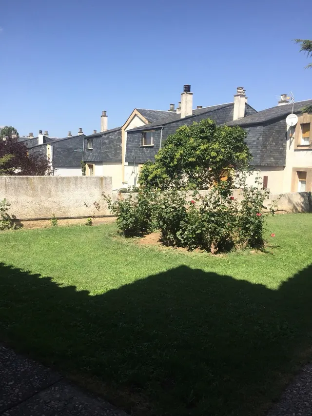URBANIZACION LA MINA, SE VENDE CHALET — 24