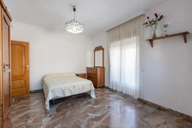 Casa en esquina en venta en Las Gabias — 39