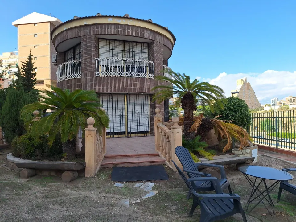 Imponente Chalet en Garbinet, Alicante - Oportunidad Única