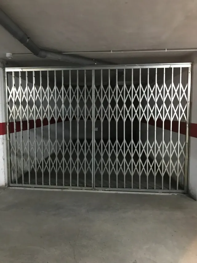 Se vende amplio piso en el centro, cocina, salón, 3 hab., 3 baños, trastero y garaje. Para entrar . — 19