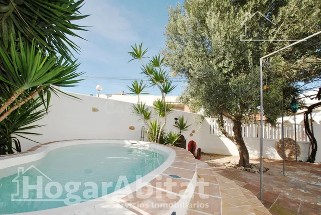 CASA SEMINUEVA Y ESQUINERA CON TERRAZA CERCA DE LA PLAYA — 2