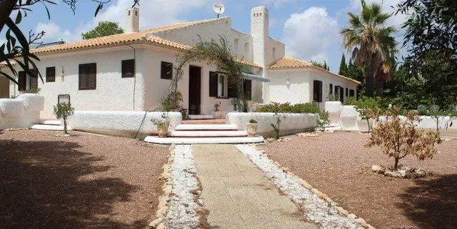 Amplio Chalet para Reformar con Piscina, Placas Solares y Gr - foto 3