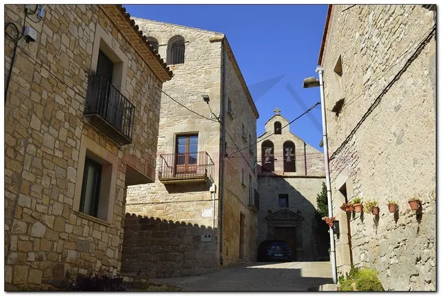 CASA DE PIEDRA ESQUINERA DE 257 M2 PRCTICAMNTE REFORMADA DE PIEDRA, 3 DORMITORIOS SUITES. — 3