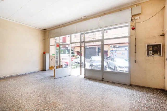 Oportunidad en Gandia: Amplio Local Comercial en Venta — 8